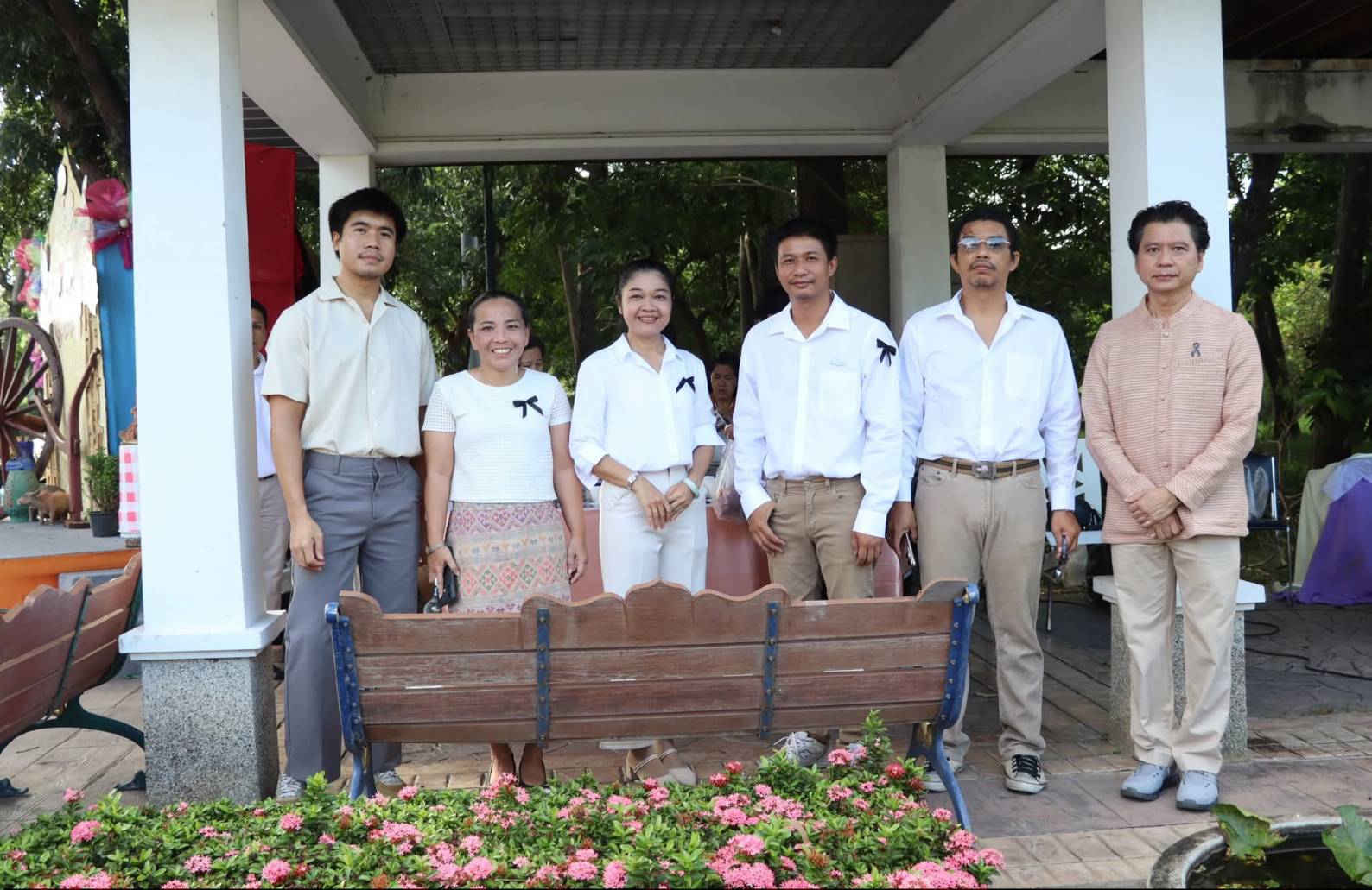 title - ศพส. ร่วมพิธีบวงสรวงซุ้มถวายดอกไม้จันทน์ จังหวัดพระนครศรีอยุธยา น้อมรำลึกในพระมหากรุณาธิคุณ สมเด็จพระบรมราชชนนีพันปีหลวง ณ บริเวณด้านหน้าอาคารศาลาพระมิ่งขวัญ ศูนย์ส่งเสริมและพัฒนาอาชีพเสริมนอกภาคการเกษตร (ศูนย์ศิลปาชีพ บางไทรฯ (เดิม))